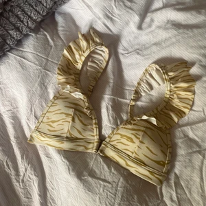 Love stories bikini - Säljer denna superfina och populära bikiniöverdel från Love stories X H&M❤️