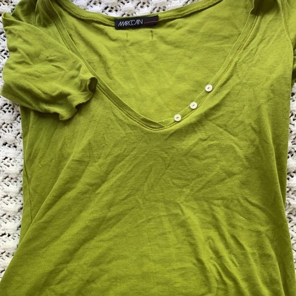 Grön tröja som passar perfekt att lägga över vit linne och är i ett väldigt bra skick!❣️ aldrig använt för att det är för stort!. T-shirts.
