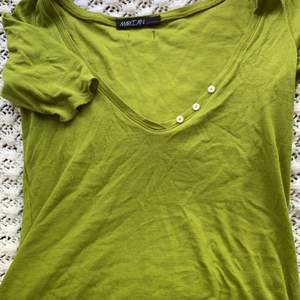 Grön tröja som passar perfekt att lägga över vit linne och är i ett väldigt bra skick!❣️ aldrig använt för att det är för stort!