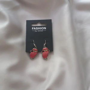 Rolling stones tunga örhängen från glitter - Rolling stones tunga örhängen från glitter. Oanvända, möts upp i sthlm💫