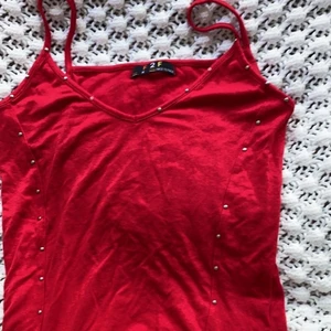 Rött linne - Väldigt lätt och tunnt linne som är cropped ok har små rhinestones på sidorna! I ett väldigt bra skick💗