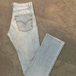 Mid Rise levis vintage jeans - Säljer mina bootcut mid Rise levis jeans.  Fint skick! Hör av dig för fler bilder eller frågor<3