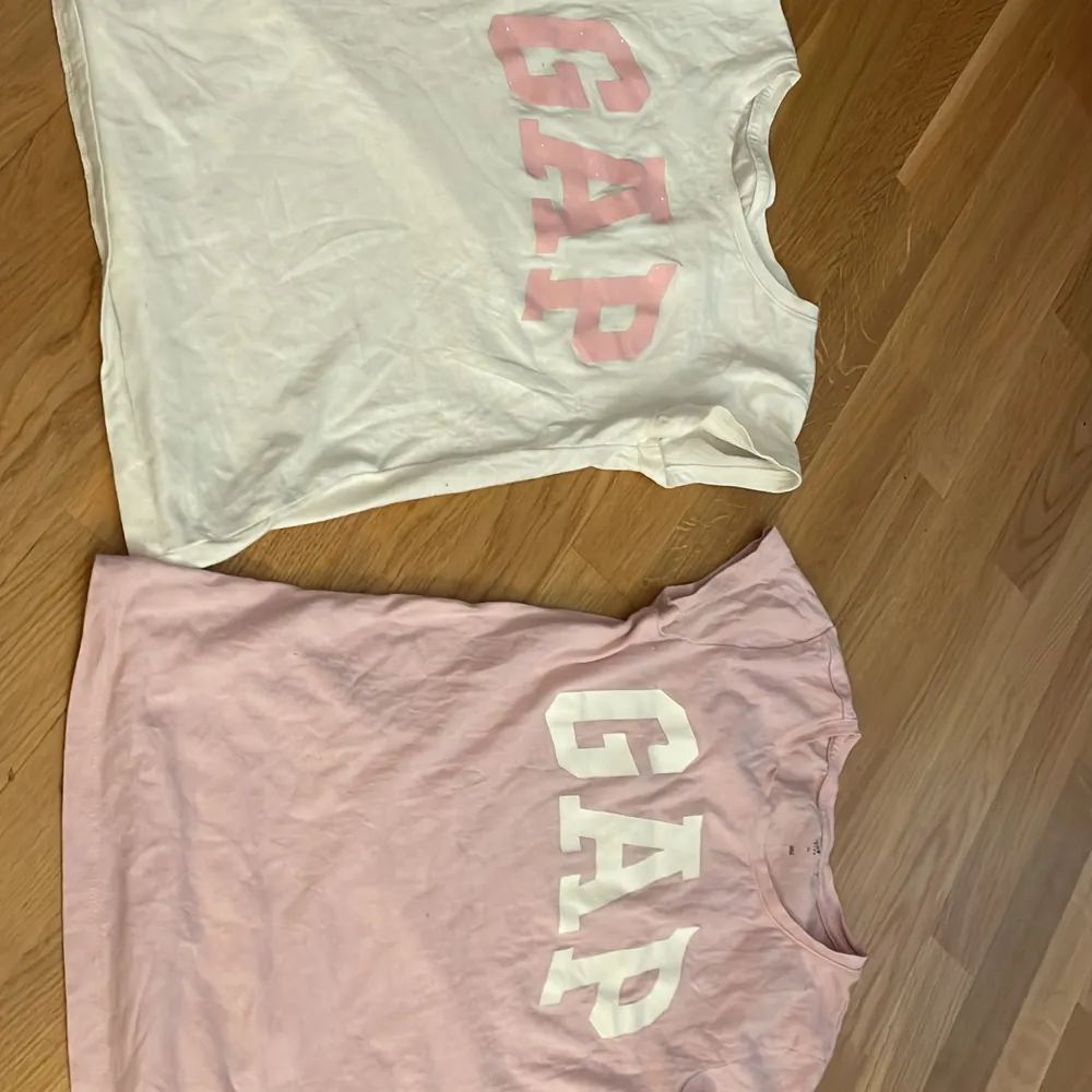 Storlek S snygga t-shirt har inte använt eller har andvänt den rosa 1 gång. Tog färgen vit men de är fler färger🙂🙂. T-shirts.