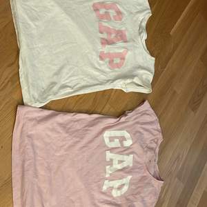 Storlek S snygga t-shirt har inte använt eller har andvänt den rosa 1 gång. Tog färgen vit men de är fler färger🙂🙂