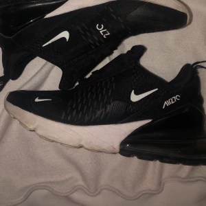 Nike 270 - Säljer dem för dem inte kommer till någon användning, dem e as sköna å bra skick💕