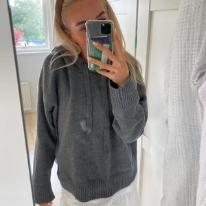 Stickad hoodie - Intressekol på denna sjukt snygga och sköna stickade hoodie😩🤝🏼🙌🏼 BUD 280kr