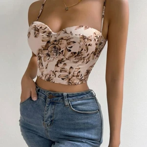 Blommigt linne - Plagget är oanvänt i storlek M, skulle säga att den även passar om man är en storlek mindre eller större då banden går att justera på ryggen.