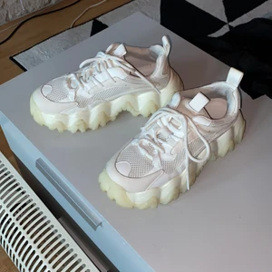 Cream-vita sneakers från NA-KD i storlek 38 - Säljer dessa sneakers från NA-KD pga lite för små, knappt använda så i väldigt fint skick.   Skrev för mer bilder/info:) 