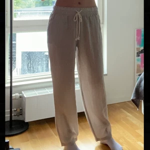 Linnebyxor  - Säljer dessa super fina låg midjade linnebyxor från H&M, pågrund av att de inte kommit till användning. Byxorna är endast provna. Jag är 175 cm och byxorna går ner till marken. Köp för 150kr + frakt💐
