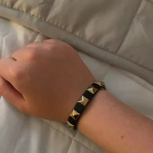 Valentino armband  - Ett jätte fint ”valentino armband” som funkar till jätte mycket outfits och är supepr ballt😚 är justerbart💞 (pris kan diskuteras)