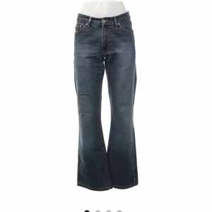 Flarejeans - Flarejeans i storlek 38 men passar mindre storlekar. Säljer då dom va för små för mig som vanligtvis har storlek 40. Väger 544 g. Midjemått 80 cm och Innerbenslängden 80 cm. 