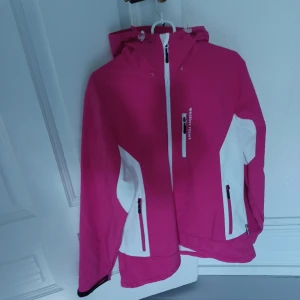 Rosa sportig jacka - Vindjacka / softshell jacka, endast använd vid 4 tillfällen. Stolek 42. Vit och rosa jacka med huva  