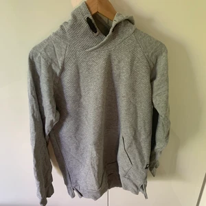 Hoodie - En grå hoodie. Randig. 
