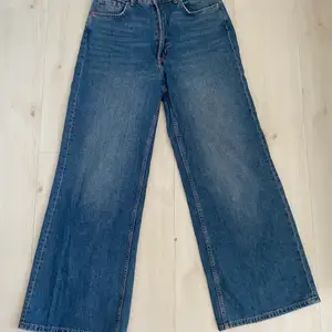 Säljer dessa mörkblå vida jeans från Hm! Endast använda ett fåtal gånger, så de är i mycket bra skick. Säljer pga att de var en aning korta för mig som är 173. Köparen står för frakt! 