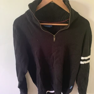 Långärmad tröja med dragkedja vid halsen och hög hals. - Säljer på grund av för liten storlek.