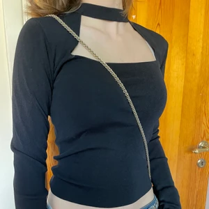Zaratopp med cutout - Säljer denna topp från zara💗
