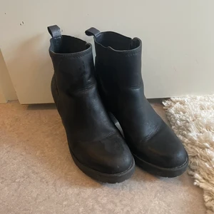 Svarta klackar st 38! - Säljer ett par svarta klackar som jag köpt på Deichmann, storlek 38, använda. 