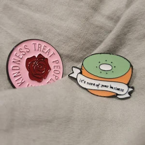 Harry Styles pins - 2 st söta harry styles pins! 30 kr st elr 50 kr för båda! 💗 Obs! Möts endast upp, fraktar ej. Skriv gärna för fler bilder/info! Pris går alltid att diskuteras!