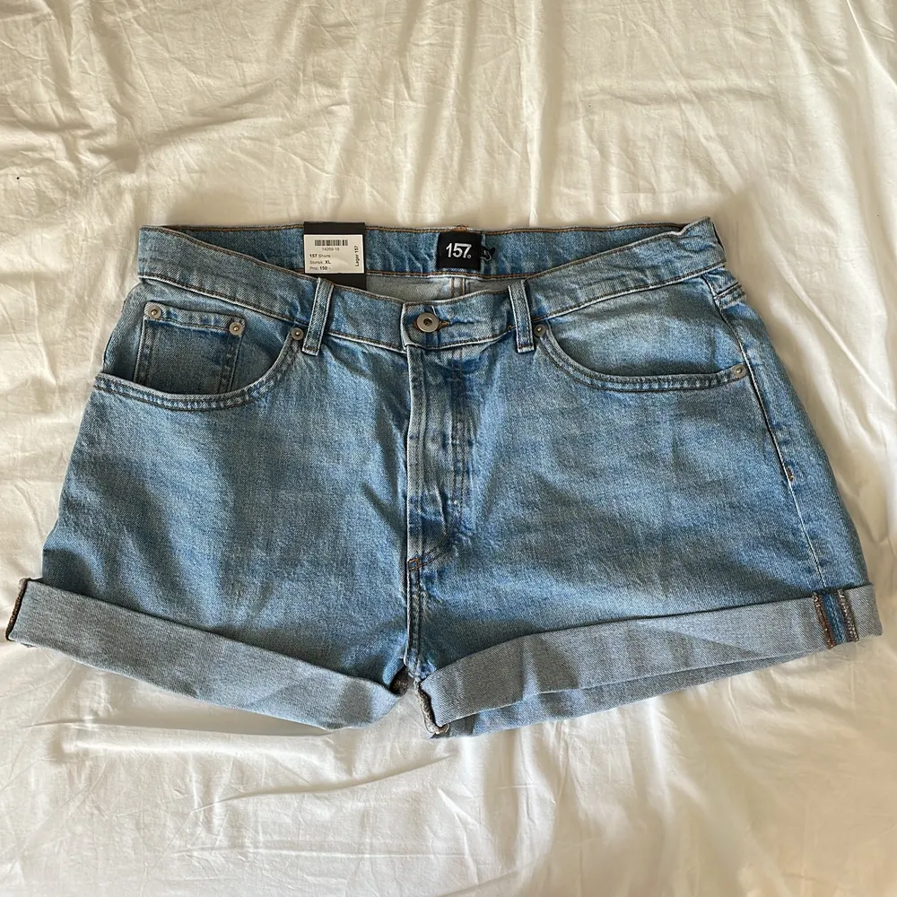 Snygga jeansshorts från lager 157. Aldrig använda som ni ser på bilden. Storlek XL. Frakt tillkommer . Shorts.