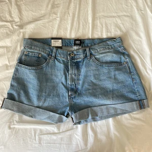 Oanvända shorts lager 157 - Snygga jeansshorts från lager 157. Aldrig använda som ni ser på bilden. Storlek XL. Frakt tillkommer 