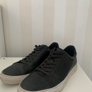 Skor från vagabond storlek 43/44 - Fina vagabond skor i storlek 43/44 som inte längre kommer till användning. Slutsåld ordinarie pris 1095