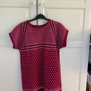 Stickad klänning - En röd stickad klänning med julmönster. Denna även i storlek 170 på barnavdelningen på Zara men funkar som en Xs/S.