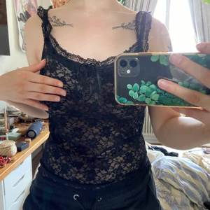 Linne - Såååå fint spetslinne, justerbar snörning för att passa över axlarna 🥰 exklusive frakt