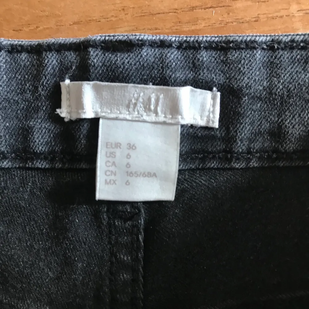 Grå jeans short från HM i storlek 36🌸 . Shorts.