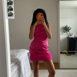 Rosa klänning - Assnygg rosa klänning med fjädrar där nere, påminner om Valentinos senaste kollektion💕