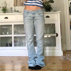 Sjukt snygga jeans från Bondelid som är lågmidjade! Flare cut och fina detaljer. Tyvärr för långa på mig som är 160cm😩 bra skick  Midjemått: 79cm Innerbenslängd: 85cm KÖP DIREKT FÖR 450kr!