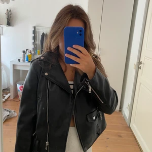 Skinn jacka  - Köpt på zara för 600kr men får ingen användning av den, den är i helt nytt skick använt endast en gång! 