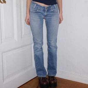 Ljusblå klassiska raka LEE jeans i stlk XS-S. Sitter som en smäck! 