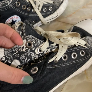 Coola converse storlek 35! - Converse skor storlek 35. Tror även de skulle kunna passa 36.  Är sydda så att det ser ut som två skor i ett.  Bra skick!  Frakt tillkommer!! 💕