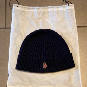 Moncler mössa - Väl använd men fortfarande i ett bra skick. 