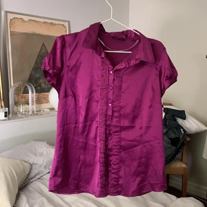 Blus - Lila glansig blus. Storlek 44, men jag som har storlek 36 har haft den lite oversized.