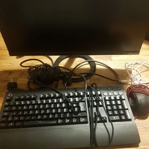 Gaming dator, skärm och tillbehör - Dator, skärm och tillbehör i gott skick. Har haft datorn i 1,5 år men inte använt den så mycket. Musen är dock välanvänd men fullt fungerande. Skärmen är fläckfri och i perfekt skick. Datorn kan vi diskutera om via telefon.