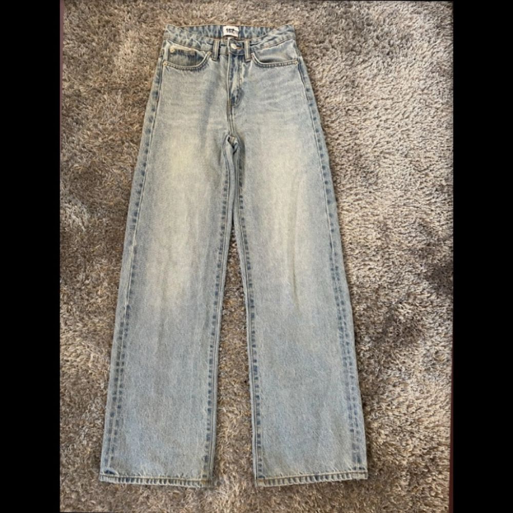 Vida jeans i bra skick. Använda ganska få gånger. Säljer pågrund av att dem är fär små.💕. Jeans & Byxor.