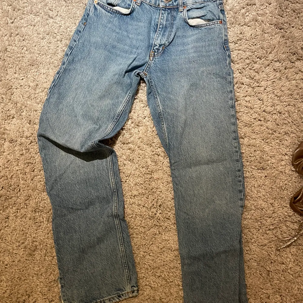 Säljer mina supersnygga jeans från zara som är mid rise med slits då dom inte kommer till användning längre. Små i storleken. . Jeans & Byxor.