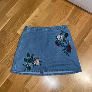 Jeans kjol  - Jeans kjol med brodering i gott skick 