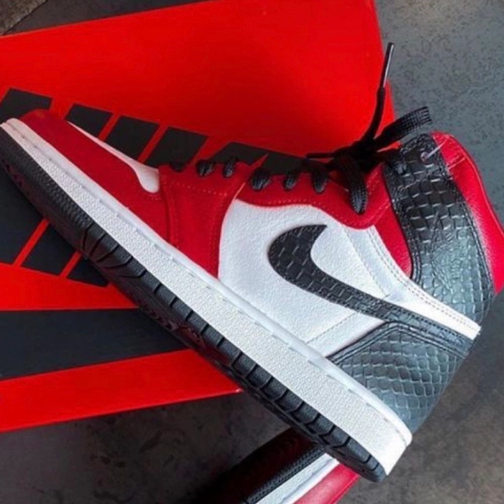 Jordan 1 Chicago i storlek 39. Kommer med 3 olika snören + boxđ AnvĂ€nda 1-2 gĂ„nger och köpta för 3400 kr! (Första bilden Ă€r lĂ„nad!). Skor.