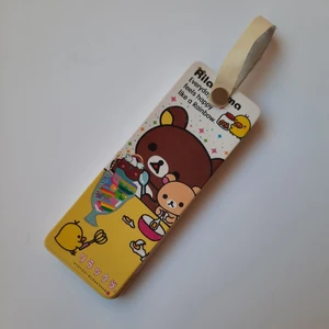Rilakkuma anteckningsblock - Gulligt glittrigt skrivblock med fyra olika Rilakkuma teman, minst 15 sidor av varje tema, står "date" och "subject" längst upp på dem, linjerat. Enkelsidiga, 142x52mm. Utsidan har lite tryckmärken men syns bara i vissa ljus. Kan hämtas i Stockholm :)