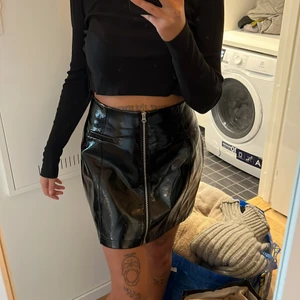 Lack kjol - Kjol som är från Nelly, aldrig använd. Storlek L men passar S/M 