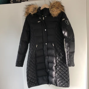 Rockandblue jacka stl 36 - Jackan är i storlek 36 och har använts i en vinter. Den håller värmen bra och är i äkta dun. Det är fakepäls i luvan och den går att ta av 
