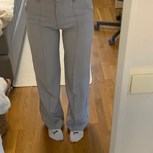 Kostymbyxor - Gråa kostymbyxor från Madlady. Storlek xs, längd 30. De är lite knottriga på vissa ställen. Kontakta mig om du är intresserad eller vill ha fler bilder💕 Köparen står för frakten!
