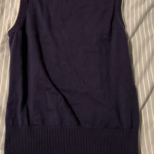 Väst  - Jag har haft den i min garderob länge för att den har inte passar mig. Marinblå färg.  Betalas med Swish  