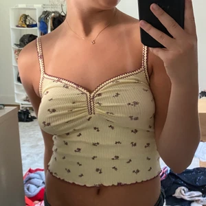 Blommigt linne - Blommigt linne från Urban outfitters, perfekt för sommaren💞 Frakt tillkommer 66kr