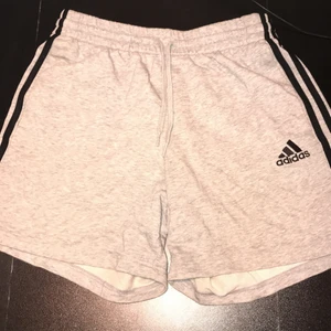 Adidas shorts strl M - Ett par riktigt fina adidas shorts! Knappt använda. Sidofickor.