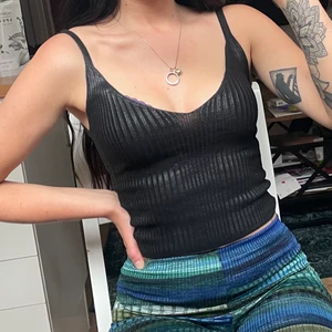 Svart topp  - Häftig svart topp från urban outfitters 🌹