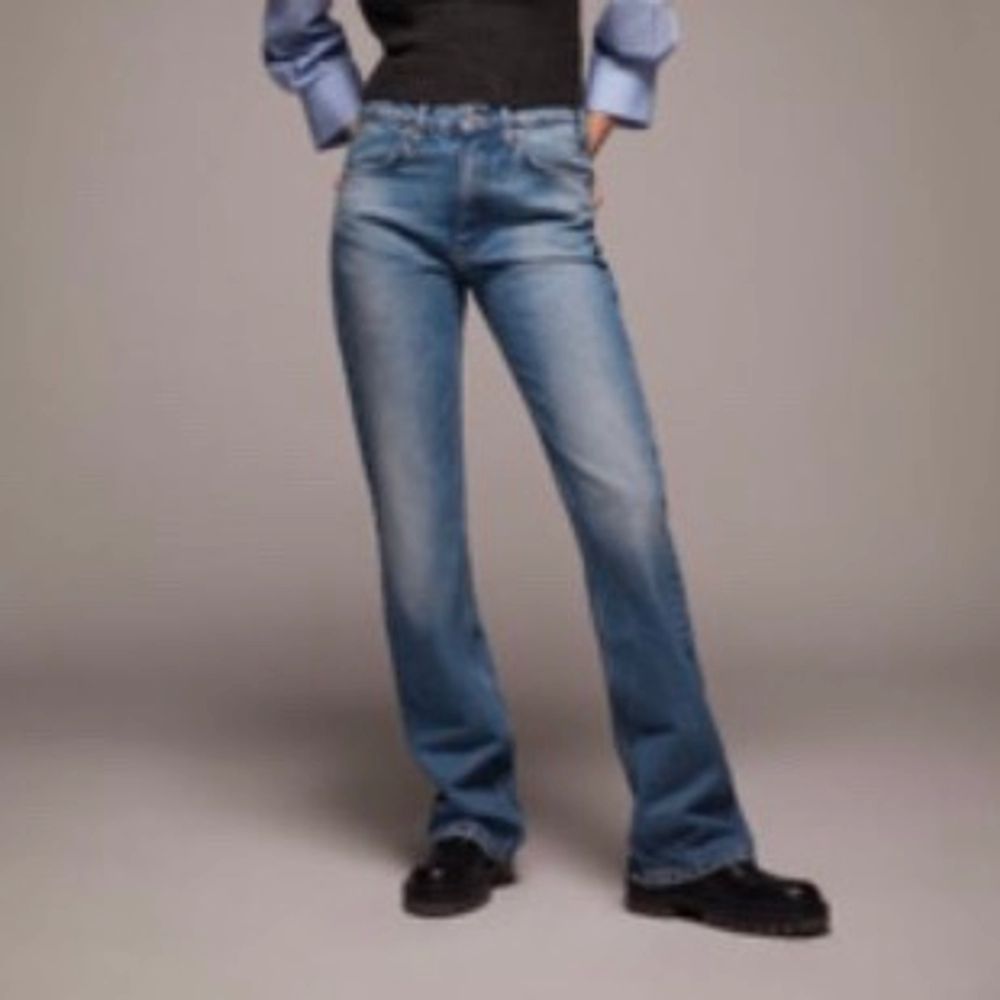 Sjukt fina jeans från Zara som inte längre kommer till någon användning. Jag har klippt av ungefär 5cm av byxornas längd för att de var för långa (jag är 165cm). Jeansen är i storlek 38 och är i jättebra skick! Köparen står för frakten 💞. Jeans & Byxor.
