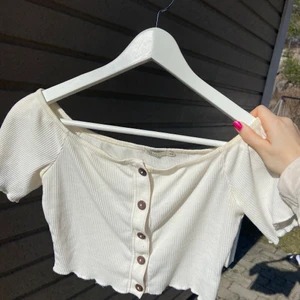 croptop med knappar - jättesöt top från Nelly. Frakt ingår i priset :)